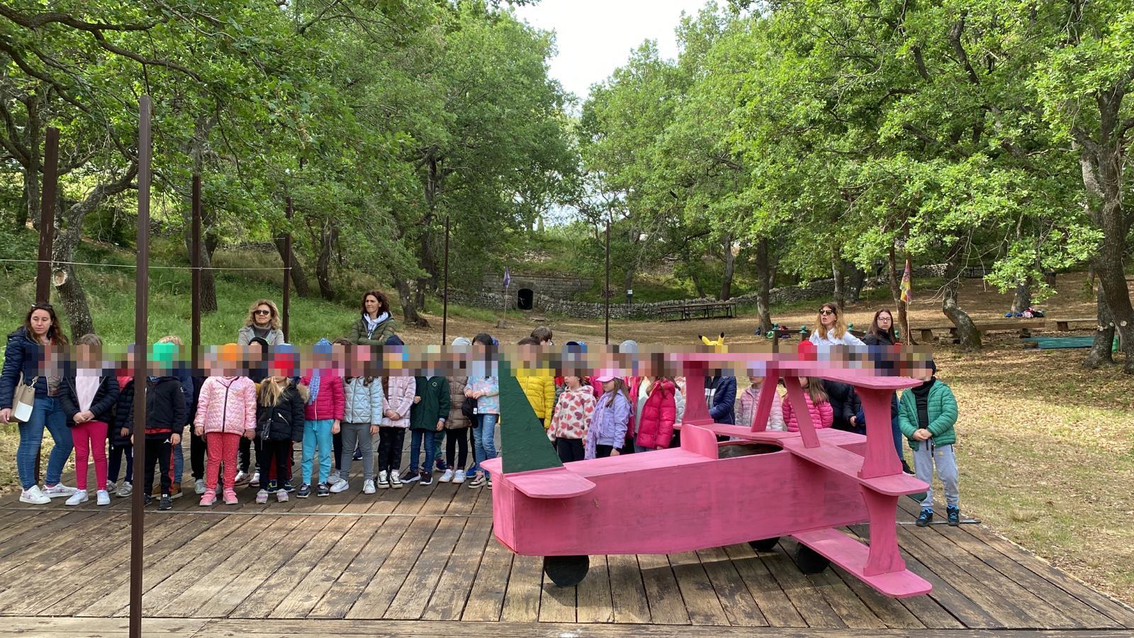 Bambini con aereo rosa