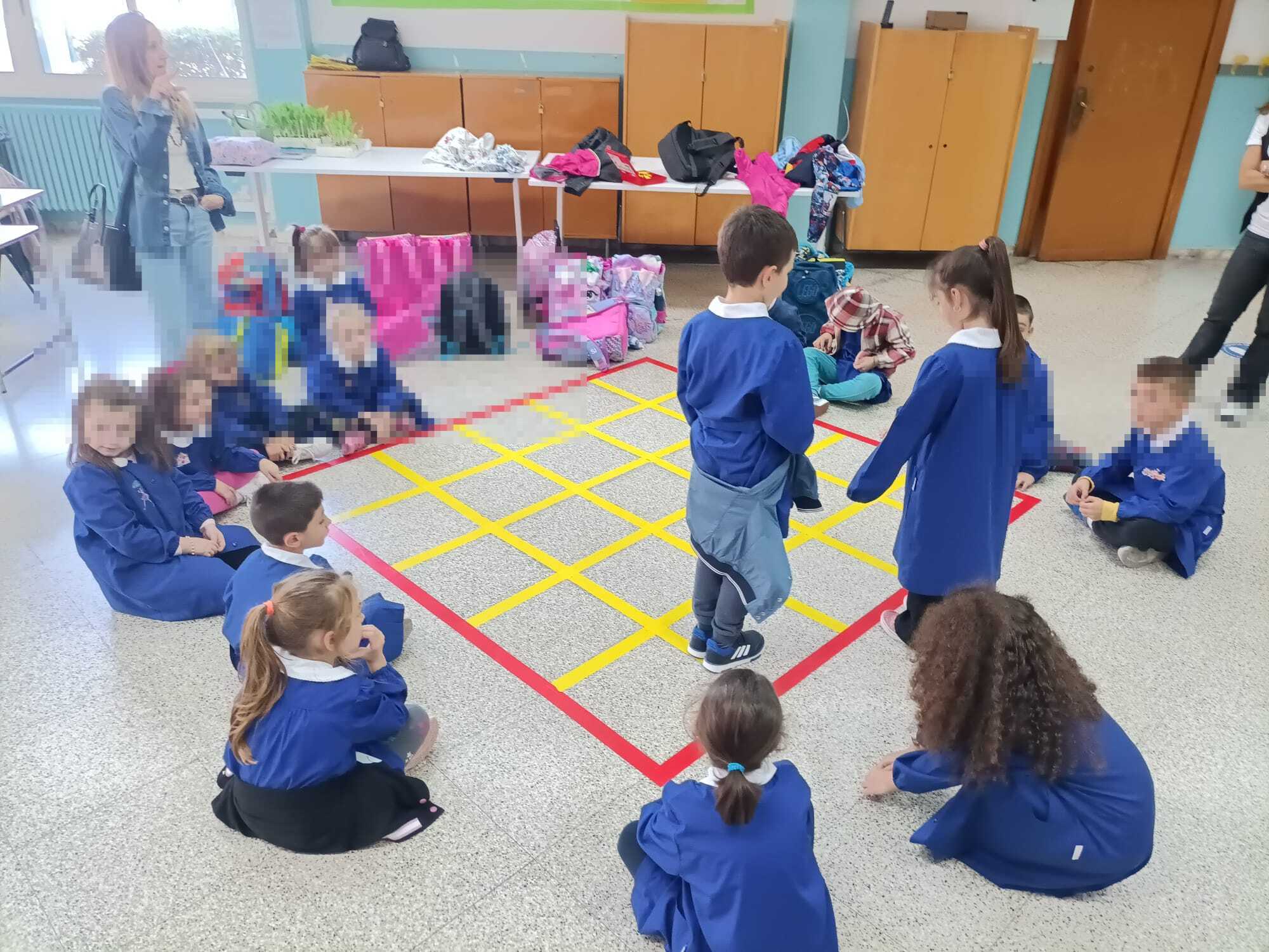 Percorsi coding unplugged su reticolo