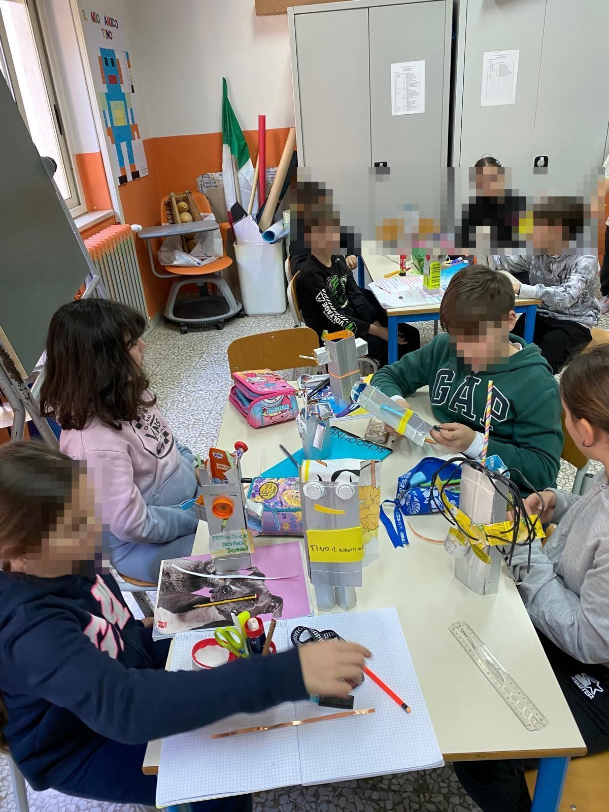 Bambini nel laboratorio di robotica
