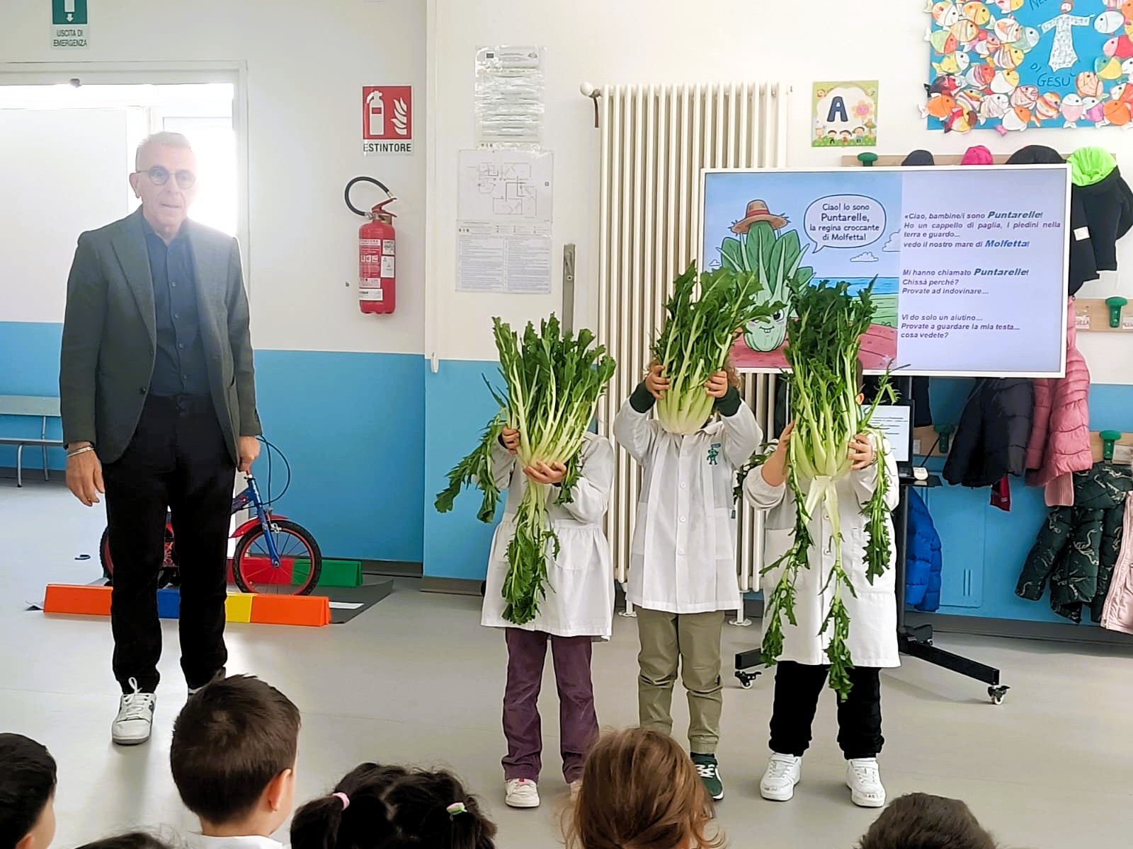 Bambini mostrano la cicoria puntarella molfettese