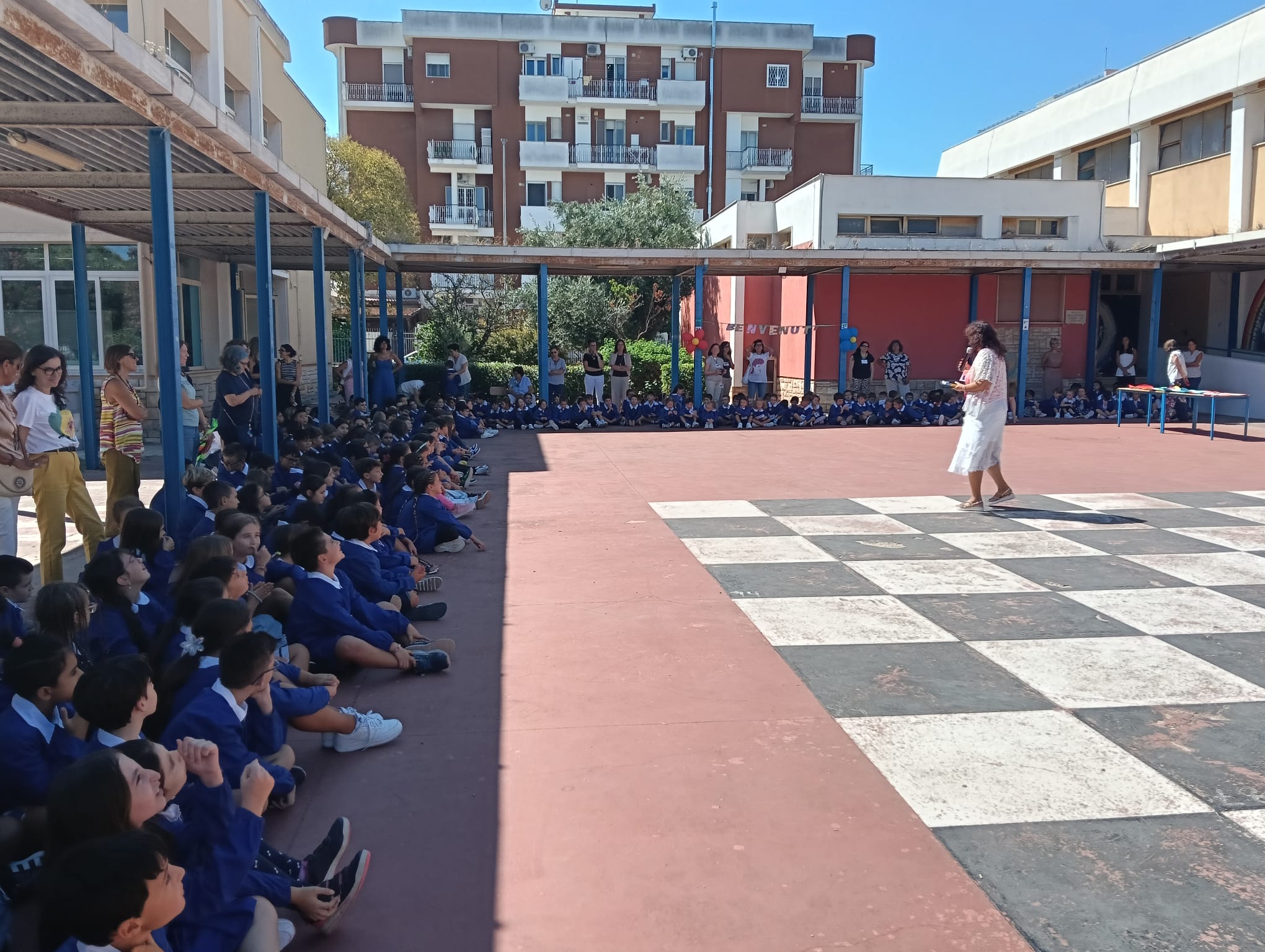 Alunni seduti  in piazza
