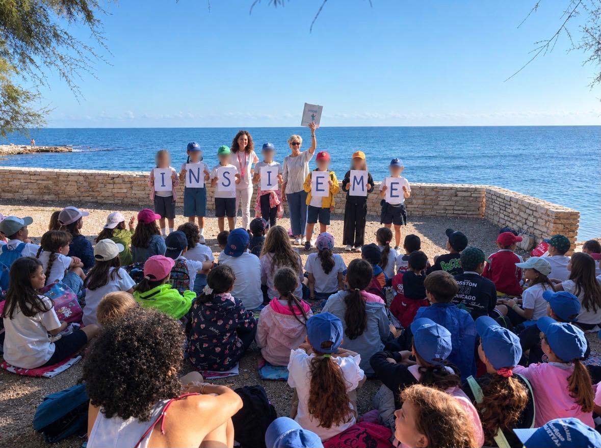 Alunni seduti di fronte al mare 